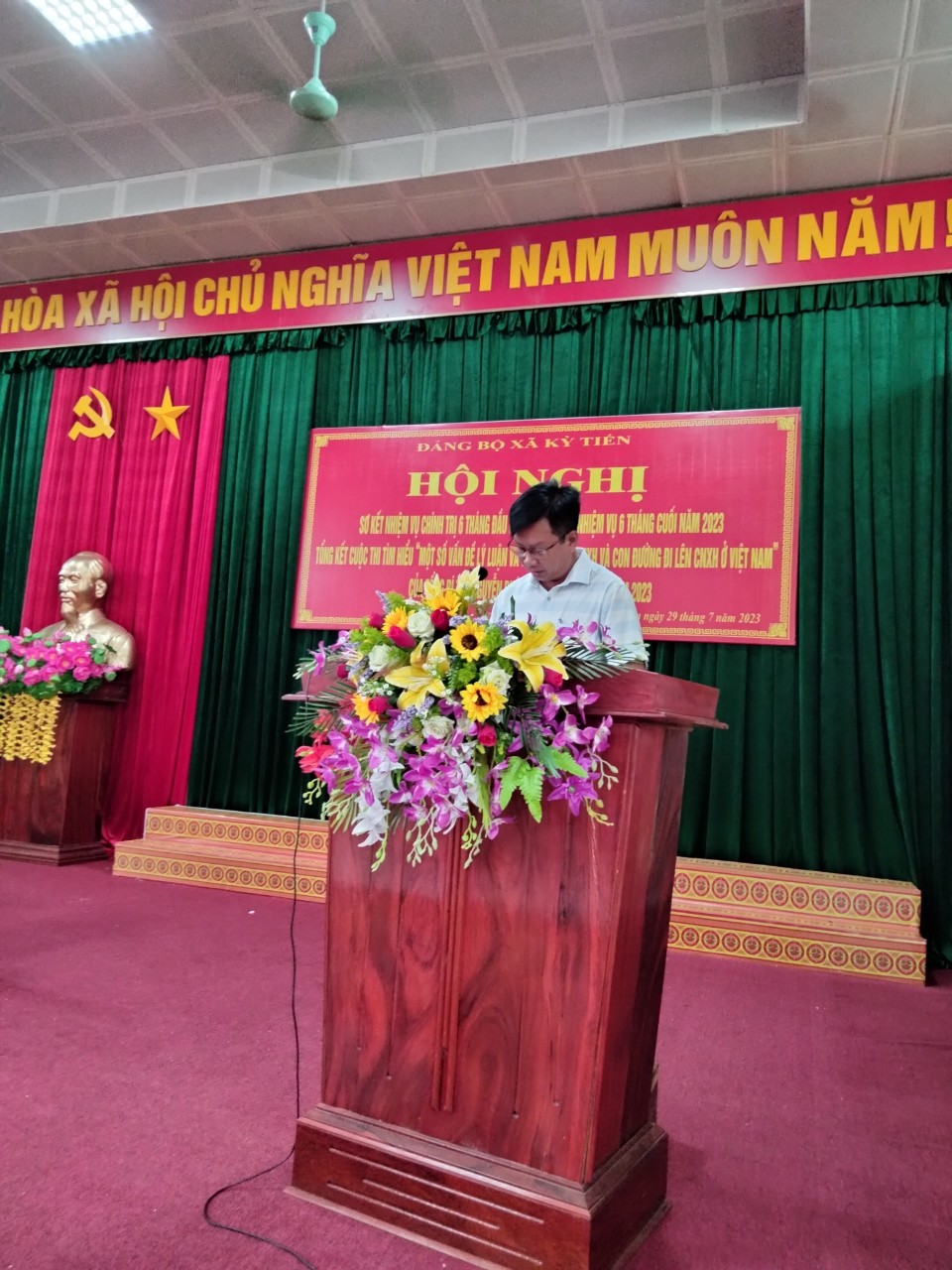 Đ/c Nguyễn Thành Chung - PBT.TT trình bày các báo cáo tại hội nghị